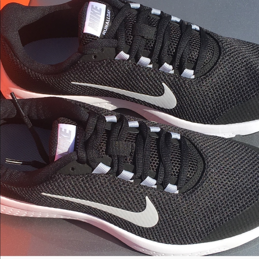 New Women’s Nike Sneaker. ❤️❤️❤️❤️❤️ - Picture 3 of 4